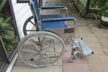 NICE BLUE 18″ WIDE EVEREST & JENNINGS WHEELCHAIR FOR SALE